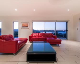 Viewpoint - Airlie Beach - Living room
