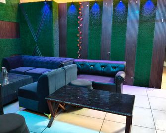 Hotel O Cross King Hotel & Restaurant - Bathinda - Lounge