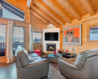 Chalet Renard Blanc is a luxurious yet cozy home for skiing, golfing, and hiking - Crans-Montana - Salon
