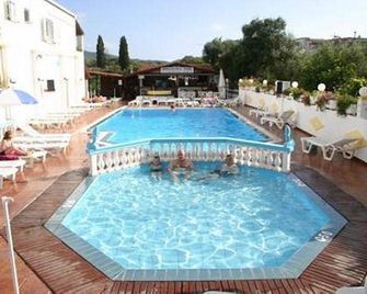 Leftis Romantica - Moraitika - Pool