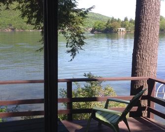 Lakefront Cottage on Lake George's Northeastern Shore (with wifi) - Ticonderoga - Balcon
