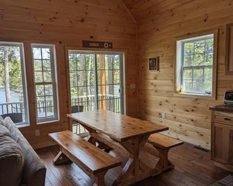 Beautiful Lakeside Chalet in the White Mountains. Newly Constructed, 2023. - Haverhill - Comedor