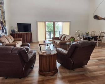 LG's over the White River- Spacious house with beautiful river & mountain views! - Gassville - Sala de estar