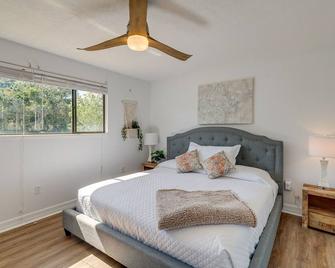 Breezy Cape Canaveral Townhome about 1 Mi to Beach! - Cape Canaveral - Bedroom