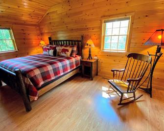 NEW Log cabin in the heart of the White Mountains - close to Bretton Woods Cannon Franconia - Twin Mountain - Bedroom