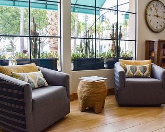 Beachside Inn - Santa Barbara - Living room