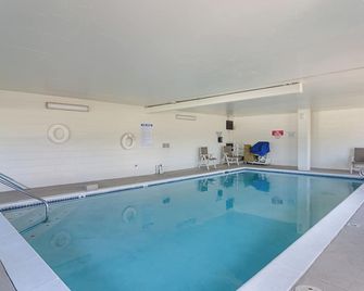 Motel 6 Denver Federal Blvd - Denver - Pool
