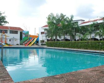 Charans Club & Resorts Pvt. Ltd. - Lucknow - Piscina