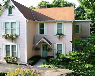 A Quiet Setting In A Victorian Neighborhood Near Downtown Lebanon. - Lebanon - Building