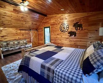 Beautiful cabin with fireplace and wrap around porch and private upstair balcony - Louisa - Habitación