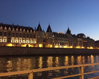 The countryside in the city at the gates of Paris City Break Gîte de France. - Fontenay-sous-Bois - Building