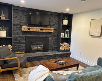 Cedar Suite - Cozy fireplace, full kitchen & in-suite laundry - Bowmanville - Living room