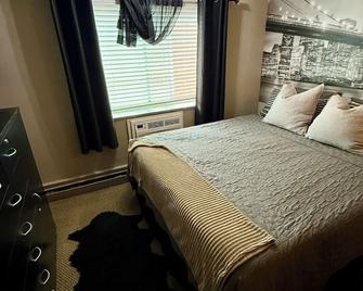 Cal King Bed Free Parking By Downtown & Clinic - Cleveland - Bedroom