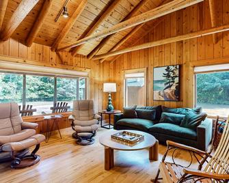 Riverside wooded home with outdoor hot tub, fire pit, gas grill & WIFI - Beulah - Sala de estar