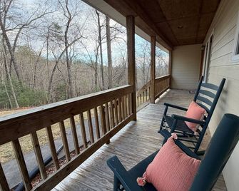 Connect with nature with convenience of location - Wilkesboro - Balkón