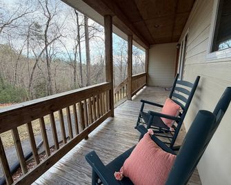 Connect with nature with convenience of location - Wilkesboro - Balkón