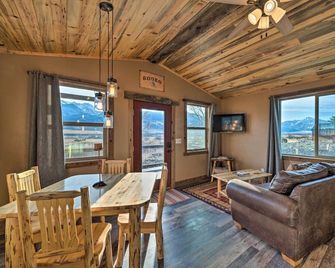 Couples Retreat 1-Hour Drive from Yellowstone NP! - Livingston - Living room