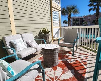 Howdy Beaches! Gulf view condo-Galveston Seawall. - Galveston - Balcony