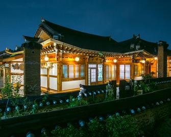Jeonju Hanokmaeul ilakdang Sarangchae - Jeonju - Edificio
