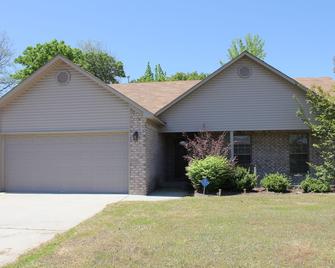Relax in a 3 bedroom 2 bath comfortable house - Jacksonville - Building