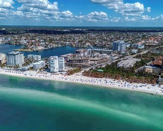 Inviting Pool Access and Chic Design - Stylish Coastal Retreat - Bonita Springs - Beach