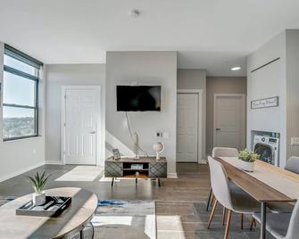 Stylish 1br Unit. Parking. Easy Ride to NYC - Hackensack - Dining room
