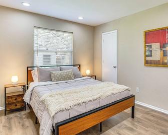 5 Mi to Fort Worth Stockyards: Home w/ Yard! - Haltom City - Bedroom
