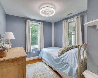 Quintessential New England Home with Patio and Grill! - Putnam - Bedroom