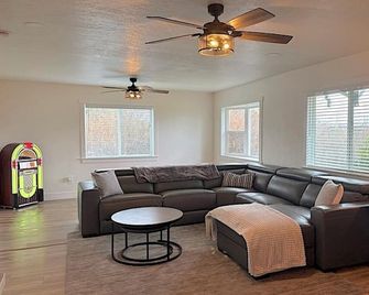 Charming 4 BD farmhouse with AC and WiFi in fabulous Newcastle on the Wine Trail - Newcastle - Living room
