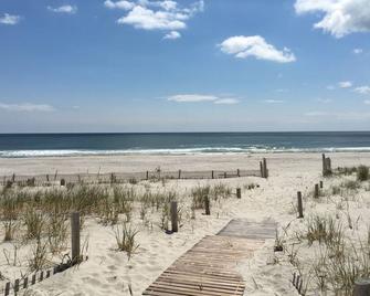 Completely renovated for summer 2021! Pet friendly - Barnegat Light - Beach