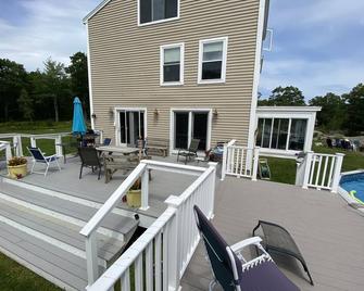 One Mile From Biddeford Pool Beaches - Coastal Bluff Nature Preserve - Biddeford - Patio