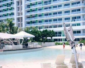 2 Br Condo By Jad At Azure Urban Resort Residences - Parañaque - Piscina