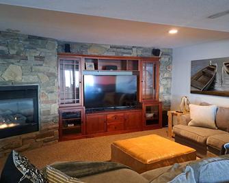 Sunset Beach on Otter Tail Lake, fall colors, snowmobile trails, ice fishing - Ottertail - Living room