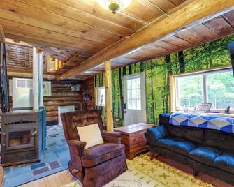 Cozy Elizabethtown Cabin w/ Fire Pit! - Elizabethtown - Living room