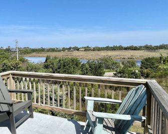 Beach Nut Bungalow: Two bedroom home in Pamlico Point - Ocracoke - Balcón