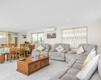 Sunset Beach B&B - Waggrakine - Wohnzimmer