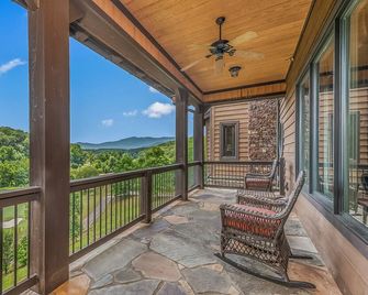 Bright's Creek Lodge, Double Queen W/ Balcony -Near Tryon, Tiec & Hendersonville - Mill Spring - Balcón