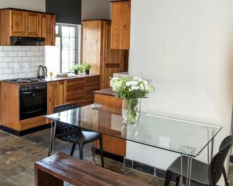 Blue Rain Guest House - Bloemfontein - Dining room