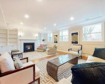 Newly renovated home with four bedrooms - Boston - Living room