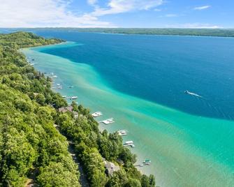 Lakefront Torch Lake Home - Cottage Atmosphere / Over 4K Sq Ft - Kewadin - Playa
