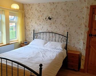 Flo's Cottage a cosy traditional self catering cottage in a quiet rural setting - Newark-on-Trent - Bedroom