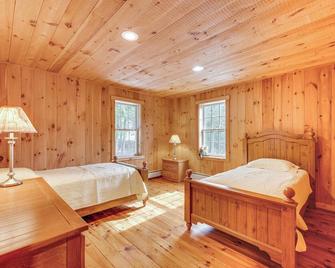 Tranquil Thornton Cabin Deck, Views and Game Room! - Thornton - Habitación
