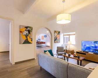 Magnificent Sea View Penthouse Cospicua - Happy Rentals - Cospicua - Living room