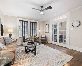 Sophisticated 2 Bedroom w/ Queen Beds, 'Location!' - Memphis - Stue