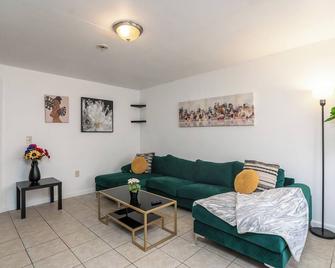 Cozy 1-Bedroom Retreat in Dayton: Perfectly Located Near 3 Top Hospitals! - Dayton - Living room