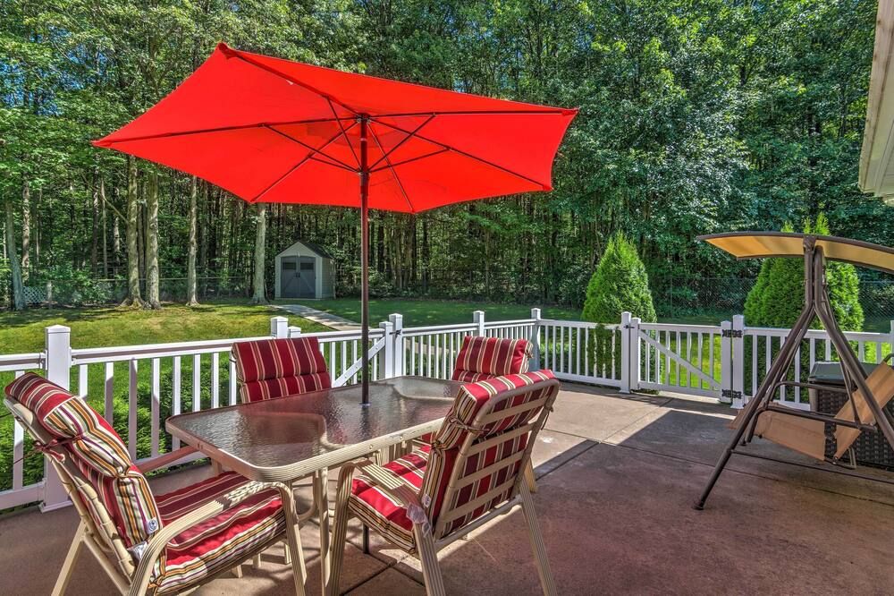 Serene Orchard Park Apartment: Large Yard & Patio! - Orchard Park - Patio