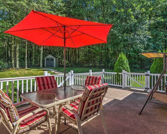 Serene Orchard Park Apartment: Large Yard & Patio! - Orchard Park - Патіо