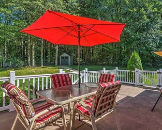 Serene Orchard Park Apartment: Large Yard & Patio! - Orchard Park - Patio