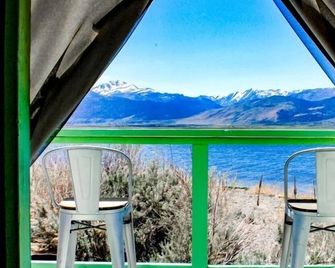 Cozy Lakeside Glamping Cabin with Mountain Views near Eastern Sierra, California - Bridgeport - Balkón