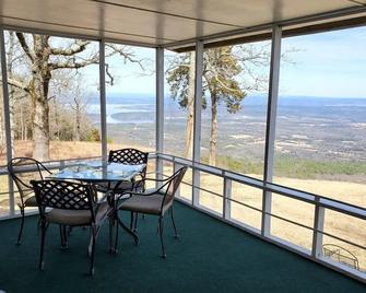 Informality And Privacy For Families, Couples, And Individuals. - Dardanelle - Balcony
